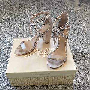 Jewel badgley Mischka size 7 block heels in champagne satin.